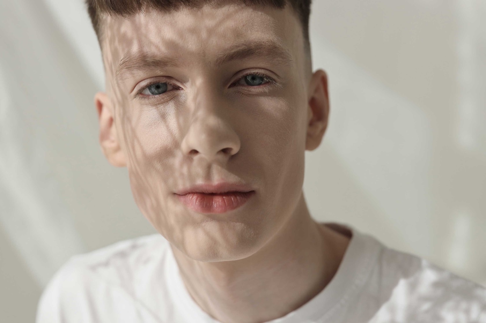 Visage apaisé dans la lumière